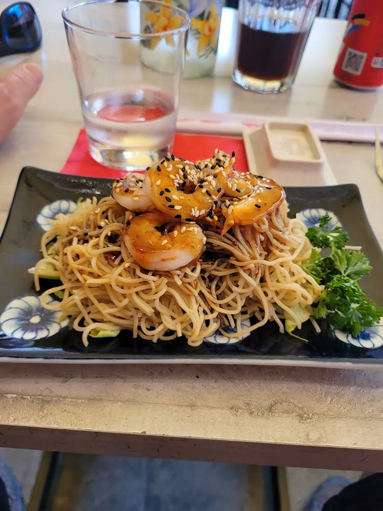 Salade de Nouilles Sautées Aux Crevettes